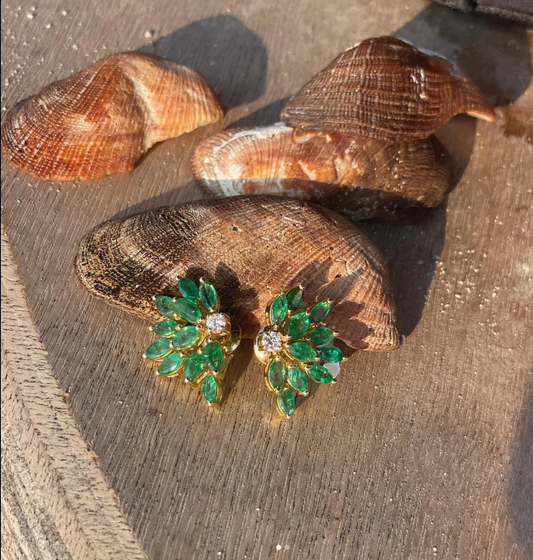 Sea-shell design emerald earring